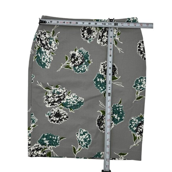 Ann Taylor Factory Size 4 Woman Pencil Skirt With Green & White Hydrangea Print - Picture 4 of 8